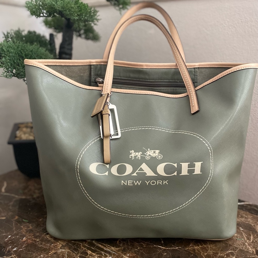 Coach Metro Saffiano Leather Horse & Carriage Tote * Used   in good condition**